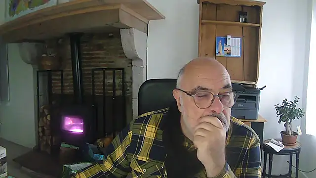 Snapshot of phlox3 chatting on 12/05/25, 02:47 phlox3 online show from 12/05/25, 02:47