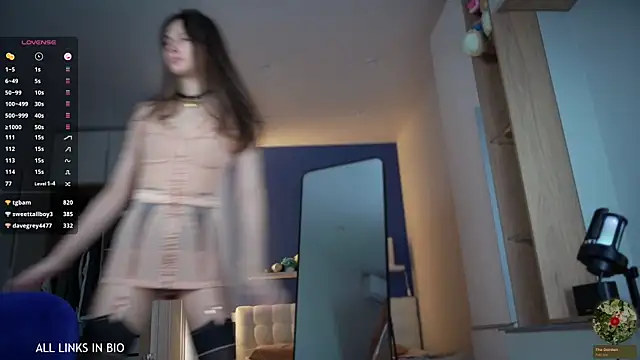 Snapshot of LAUREL_HAZEL chatting on 02/03/25, 10:00 LAUREL HAZEL online show from 02/03/25, 10:00