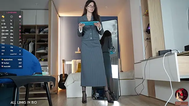 Snapshot of LAUREL_HAZEL chatting on 03/10/25, 10:13 LAUREL HAZEL online show from 03/10/25, 10:13