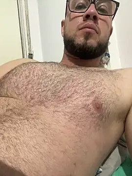 Snapshot of AlejoStrep chatting on 02/05/26, 03:55 AlejoStrep online show from 02/05/26, 03:55