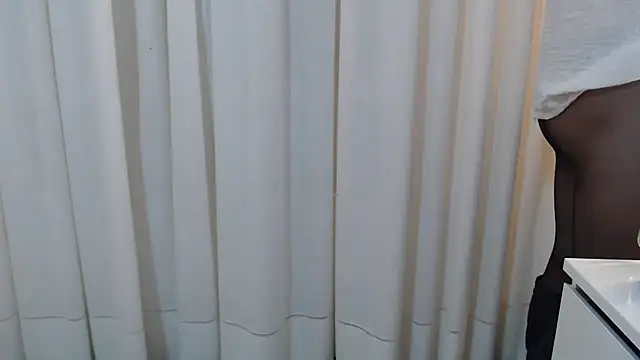 Snapshot of Chic_desire chatting on 09/27/25, 10:48 Chic desire online show from 09/27/25, 10:48