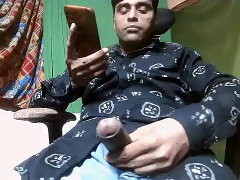 Snapshot of desiboy1101 chatting on 12/21/24, 01:32 desiboy1101 online show from 12/21/24, 01:32