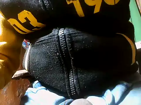 Snapshot of desiboy1101 chatting on 12/30/24, 03:36 desiboy1101 online show from 12/30/24, 03:36