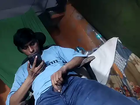 Snapshot of desiboy1101 chatting on 10/31/25, 02:07 desiboy1101 online show from 10/31/25, 02:07