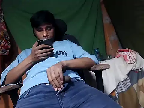 Snapshot of desiboy1101 chatting on 11/14/25, 01:54 desiboy1101 online show from 11/14/25, 01:54