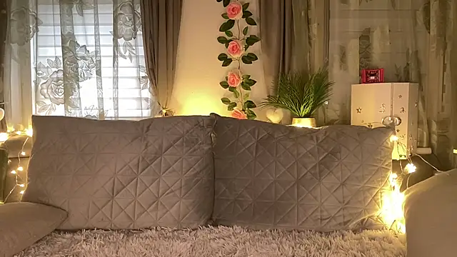 Snapshot of Monageil chatting on 11/20/25, 12:27 Monageil online show from 11/20/25, 12:27