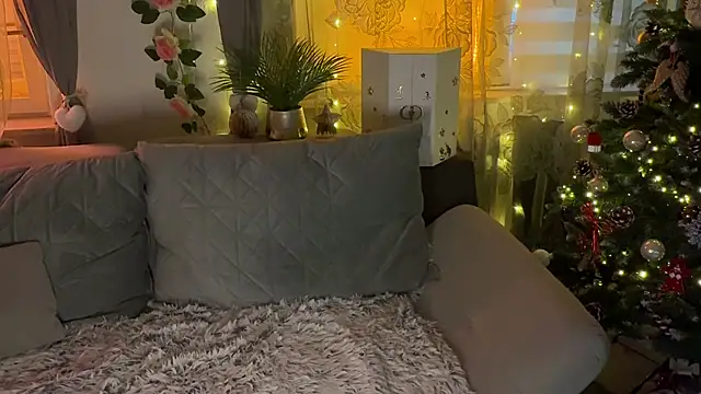 Snapshot of Monageil chatting on 12/17/25, 03:40 Monageil online show from 12/17/25, 03:40