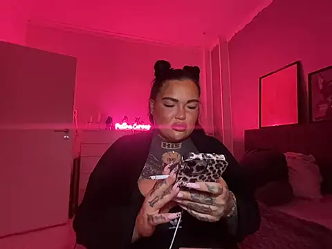 Snapshot of _MelinaCurves_ chatting on 01/08/25, 10:37 MelinaCurves online show from 01/08/25, 10:37