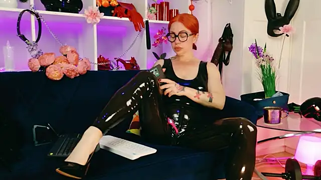 Snapshot of Ella__Kross chatting on 05/02/26, 05:23 Ella Kross online show from 05/02/26, 05:23