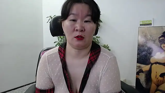 Snapshot of Akira_xx chatting on 11/10/25, 02:43 Akira xx online show from 11/10/25, 02:43