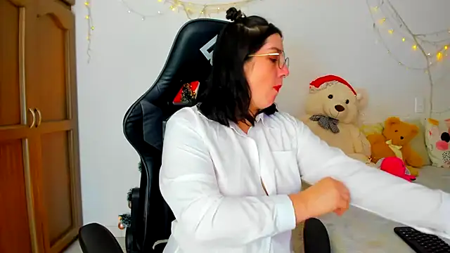 Snapshot of Susan_Foxx chatting on 12/24/24, 07:22 Susan Foxx online show from 12/24/24, 07:22