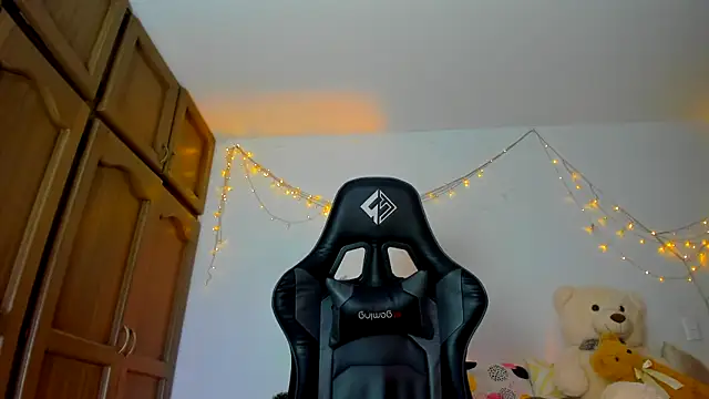 Snapshot of Susan_Foxx chatting on 01/04/25, 11:17 Susan Foxx online show from 01/04/25, 11:17