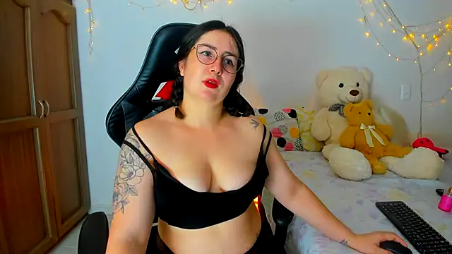 Snapshot of Susan_Foxx chatting on 01/06/25, 08:39 Susan Foxx online show from 01/06/25, 08:39