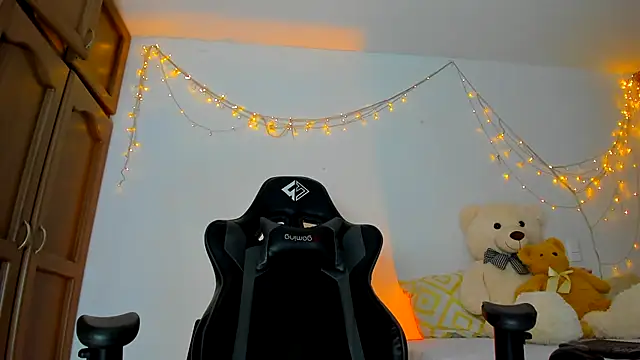 Snapshot of Susan_Foxx chatting on 01/18/25, 11:22 Susan Foxx online show from 01/18/25, 11:22