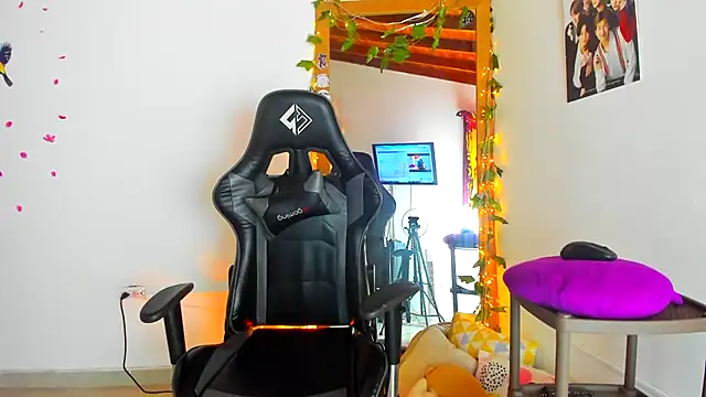 Snapshot of Susan_Foxx chatting on 03/18/25, 10:26 Susan Foxx online show from 03/18/25, 10:26