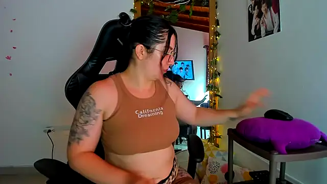 Snapshot of Susan_Foxx chatting on 03/20/25, 07:46 Susan Foxx online show from 03/20/25, 07:46