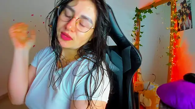 Snapshot of Susan_Foxx chatting on 10/13/25, 07:14 Susan Foxx online show from 10/13/25, 07:14