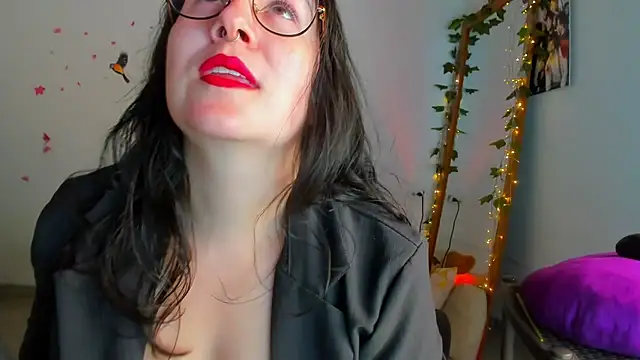 Snapshot of Susan_Foxx chatting on 12/18/25, 05:30 Susan Foxx online show from 12/18/25, 05:30