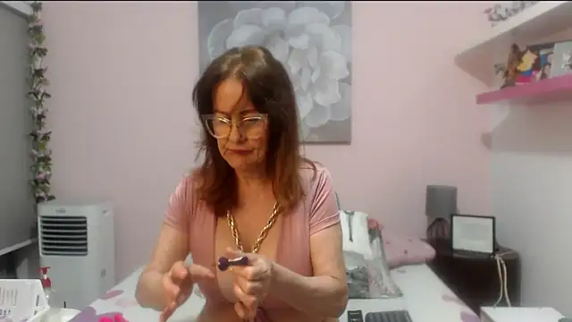 Snapshot of CindyCrawford chatting on 05/19/26, 03:35 CindyCrawford online show from 05/19/26, 03:35