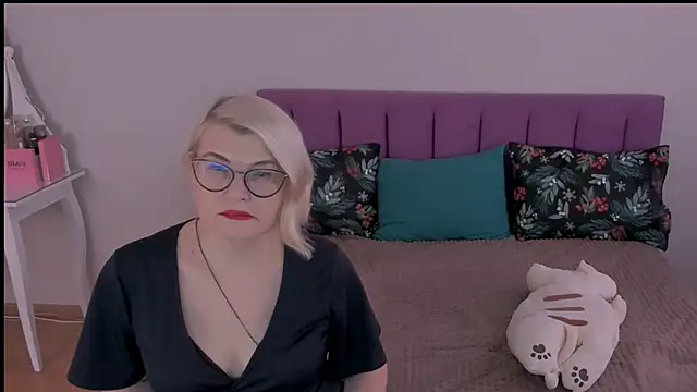 Snapshot of sabrinamacmarren chatting on 02/05/25, 11:44 sabrinamacmarren online show from 02/05/25, 11:44