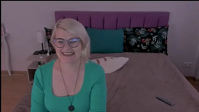 Snapshot of sabrinamacmarren chatting on 02/09/25, 10:31 sabrinamacmarren online show from 02/09/25, 10:31