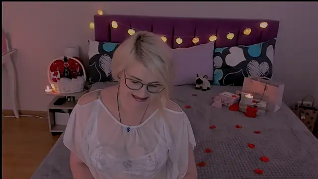 Snapshot of sabrinamacmarren chatting on 02/14/25, 11:31 sabrinamacmarren online show from 02/14/25, 11:31