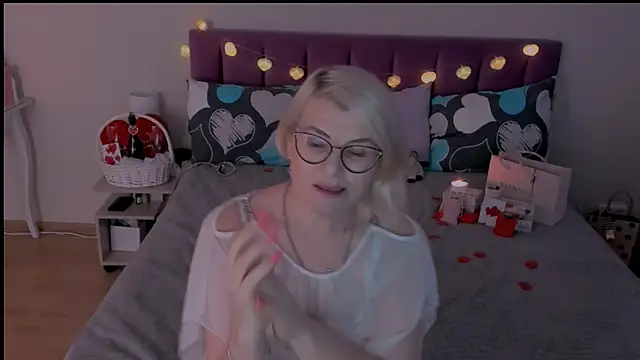 Snapshot of sabrinamacmarren chatting on 02/14/25, 02:33 sabrinamacmarren online show from 02/14/25, 02:33