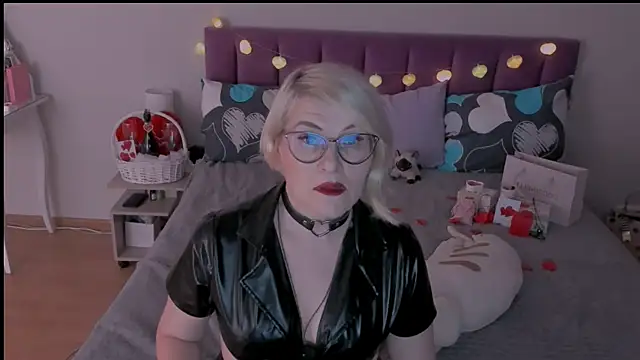 Snapshot of sabrinamacmarren chatting on 02/14/25, 06:29 sabrinamacmarren online show from 02/14/25, 06:29