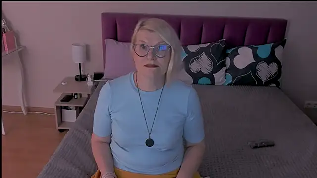 Snapshot of sabrinamacmarren chatting on 02/15/25, 07:06 sabrinamacmarren online show from 02/15/25, 07:06