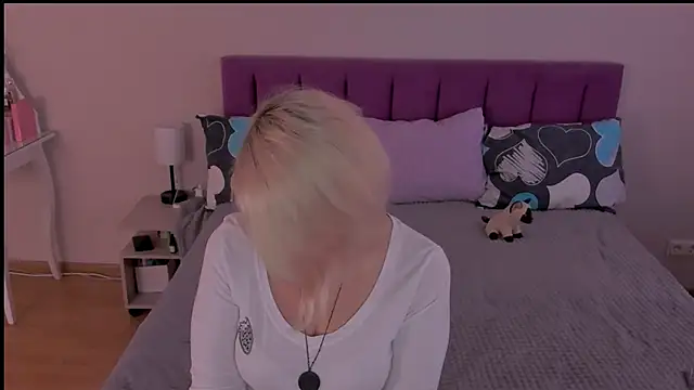 Snapshot of sabrinamacmarren chatting on 02/22/25, 12:29 sabrinamacmarren online show from 02/22/25, 12:29