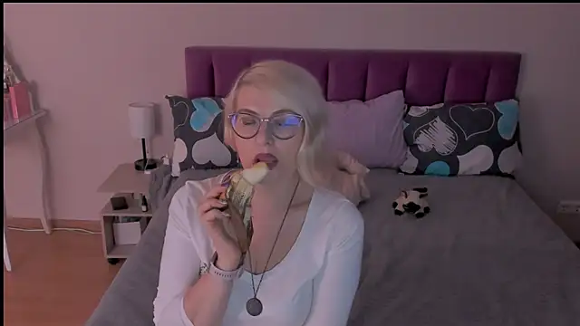 Snapshot of sabrinamacmarren chatting on 02/22/25, 03:36 sabrinamacmarren online show from 02/22/25, 03:36