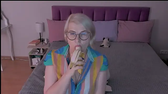 Snapshot of sabrinamacmarren chatting on 03/14/25, 06:39 sabrinamacmarren online show from 03/14/25, 06:39