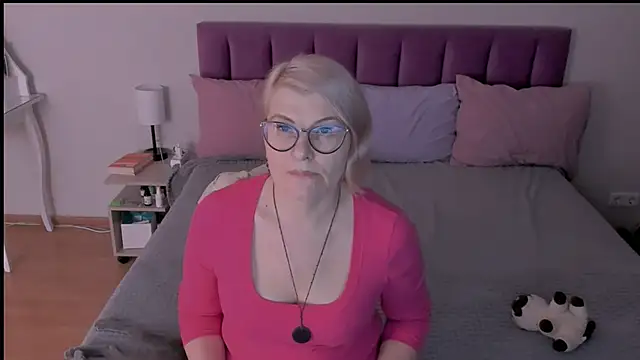 Snapshot of sabrinamacmarren chatting on 03/18/25, 07:42 sabrinamacmarren online show from 03/18/25, 07:42