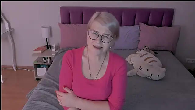 Snapshot of sabrinamacmarren chatting on 03/18/25, 10:48 sabrinamacmarren online show from 03/18/25, 10:48