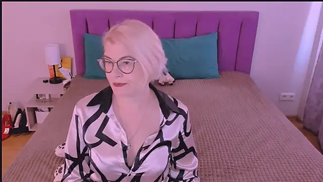 Snapshot of sabrinamacmarren chatting on 09/28/25, 11:48 sabrinamacmarren online show from 09/28/25, 11:48