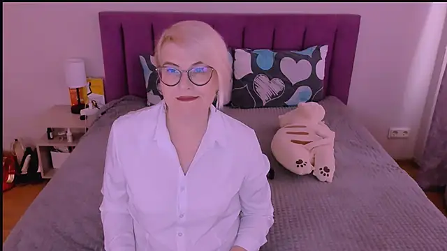 Snapshot of sabrinamacmarren chatting on 10/05/25, 12:25 sabrinamacmarren online show from 10/05/25, 12:25