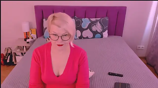 Snapshot of sabrinamacmarren chatting on 10/08/25, 12:03 sabrinamacmarren online show from 10/08/25, 12:03