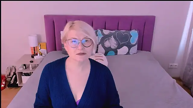 Snapshot of sabrinamacmarren chatting on 10/13/25, 12:16 sabrinamacmarren online show from 10/13/25, 12:16