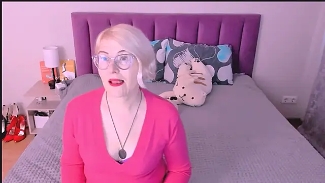 Snapshot of sabrinamacmarren chatting on 10/14/25, 02:07 sabrinamacmarren online show from 10/14/25, 02:07