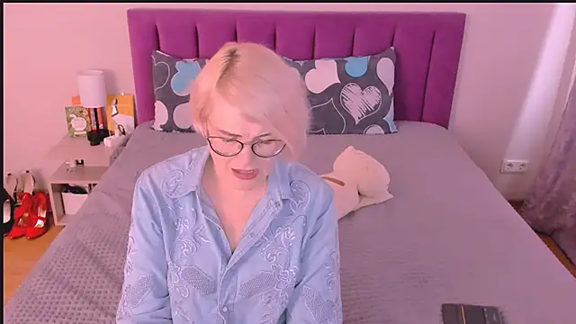 Snapshot of sabrinamacmarren chatting on 10/15/25, 12:27 sabrinamacmarren online show from 10/15/25, 12:27