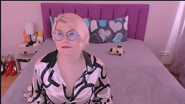 Snapshot of sabrinamacmarren chatting on 10/18/25, 12:06 sabrinamacmarren online show from 10/18/25, 12:06