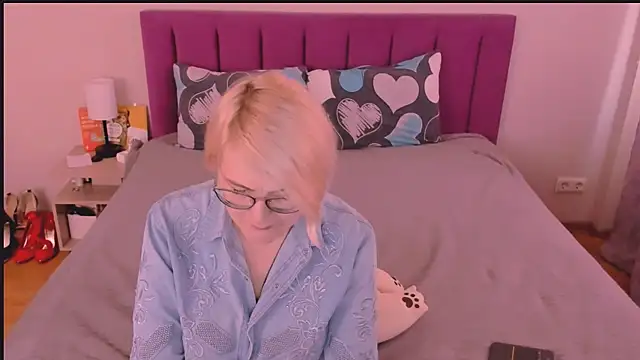 Snapshot of sabrinamacmarren chatting on 10/19/25, 01:23 sabrinamacmarren online show from 10/19/25, 01:23