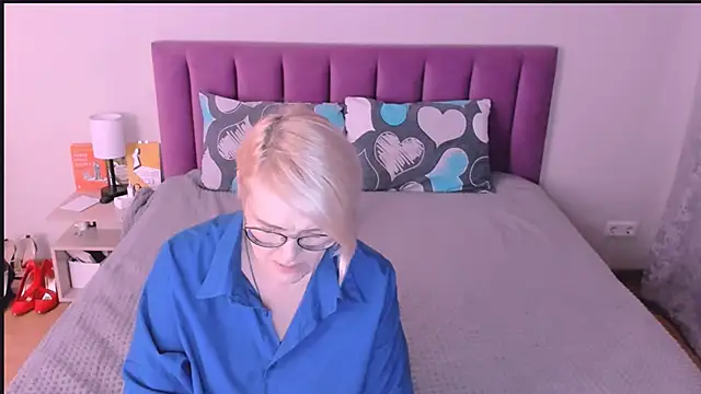 Snapshot of sabrinamacmarren chatting on 10/21/25, 02:40 sabrinamacmarren online show from 10/21/25, 02:40