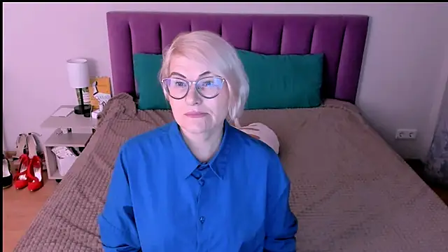 Snapshot of sabrinamacmarren chatting on 10/25/25, 02:24 sabrinamacmarren online show from 10/25/25, 02:24