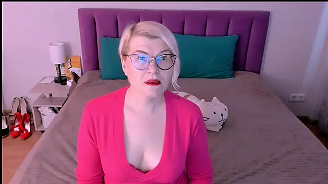 Snapshot of sabrinamacmarren chatting on 10/26/25, 01:17 sabrinamacmarren online show from 10/26/25, 01:17