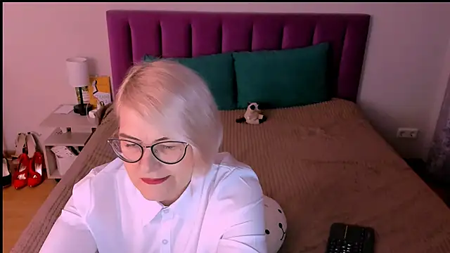 Snapshot of sabrinamacmarren chatting on 10/27/25, 03:38 sabrinamacmarren online show from 10/27/25, 03:38