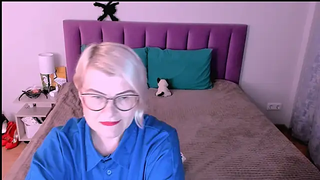 Snapshot of sabrinamacmarren chatting on 10/28/25, 02:31 sabrinamacmarren online show from 10/28/25, 02:31