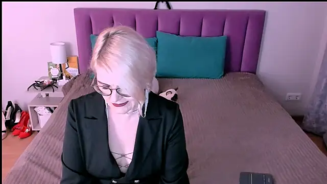 Snapshot of sabrinamacmarren chatting on 10/31/25, 03:13 sabrinamacmarren online show from 10/31/25, 03:13