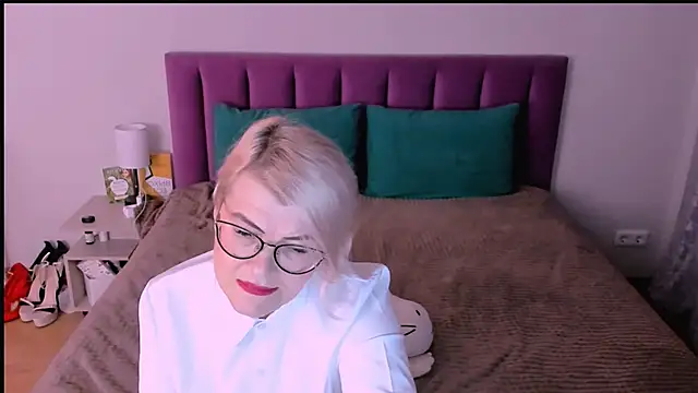 Snapshot of sabrinamacmarren chatting on 11/08/25, 02:28 sabrinamacmarren online show from 11/08/25, 02:28