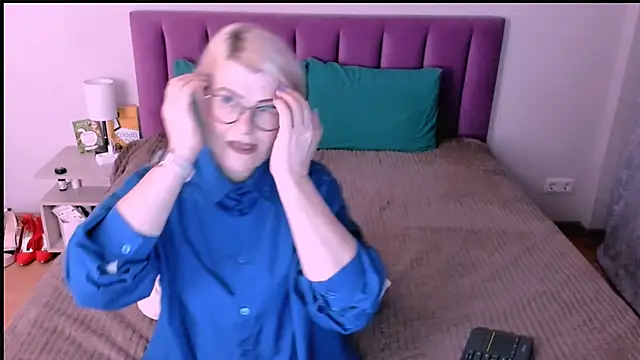 Snapshot of sabrinamacmarren chatting on 11/10/25, 05:23 sabrinamacmarren online show from 11/10/25, 05:23